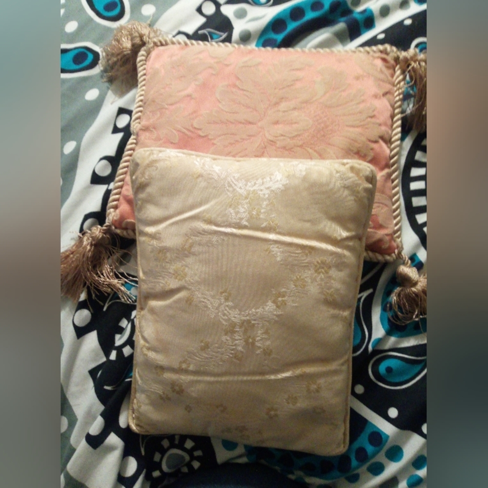 2 throw pillows - Picture 3 of 4